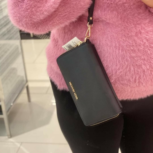 MICHARL KORS PHONE WALLET WRISTLET - Picture 4 of 4